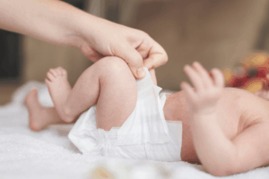 Changer la couche de bébé en douceur